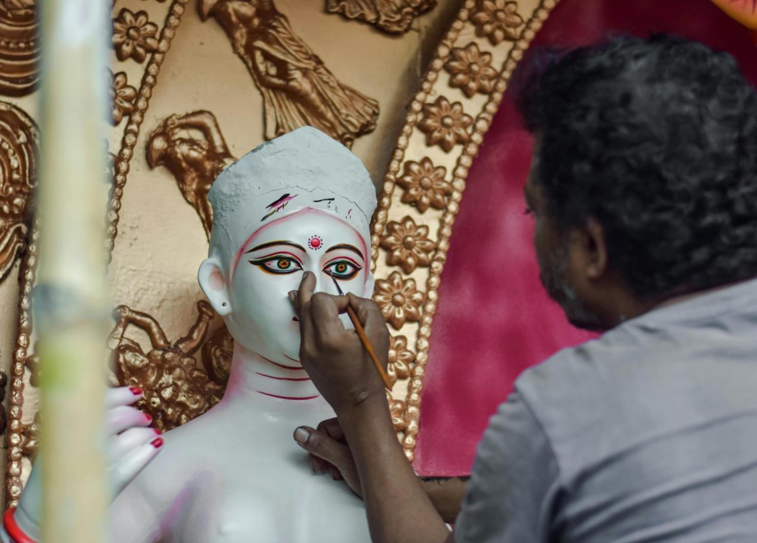 Künstler arbeitet an Farbmischungen und Farbharmonie-Studien im Workshop