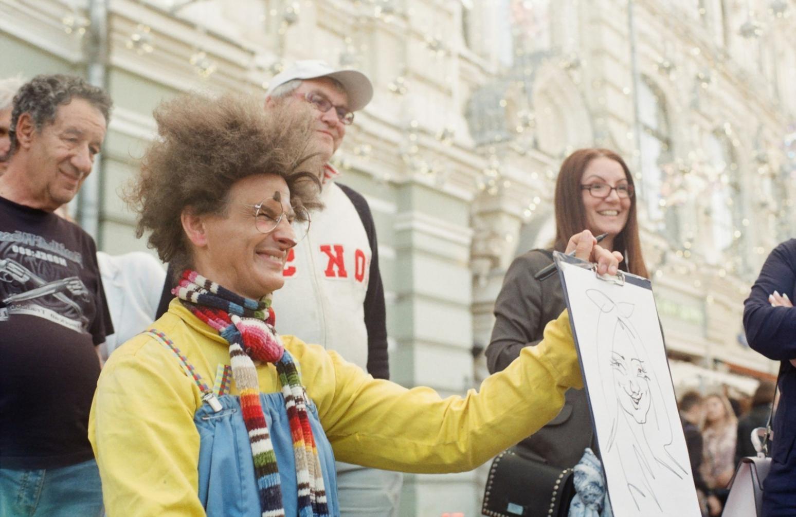 Vergleich zwischen traditionellen Zeichentechniken und digitaler Farbgestaltung