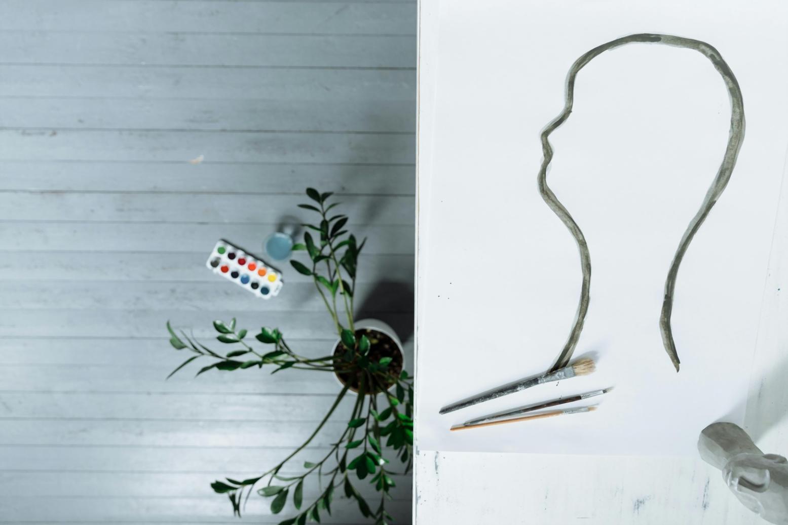 Farbtheorie in der Praxis: Arbeitsumgebung mit Farbmustern und Zeichenmaterialien